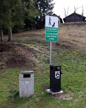 Koš za pasje iztrebke pod Sinjo gorico pri otroških igralih 01 Foto Boštjan Otoničar